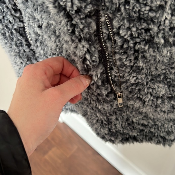 Fuzzy vest size M - Picture 4 of 6